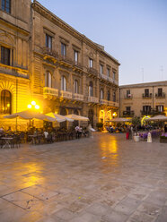 Italy, Sicily, Syracuse, cafes on cathedral square - AMF003864