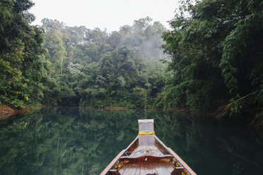 Thailand, Khao Sok National Park, Longtailboot im Dschungel - STDF000158