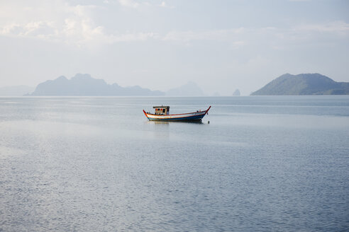 Thailand, boat at low tide in bay - STDF000167