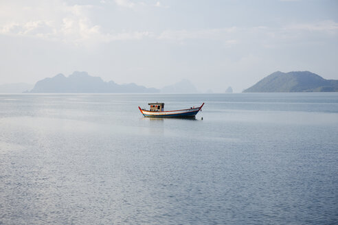 Thailand, Boot bei Ebbe in der Bucht - STDF000167