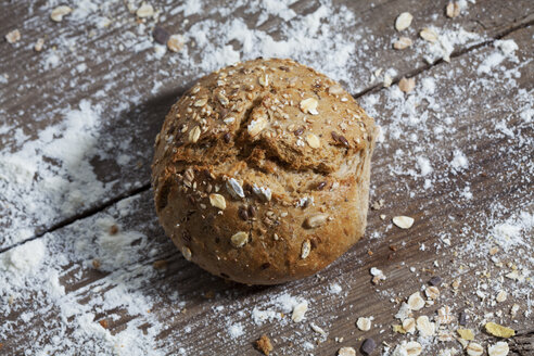 Vollkornbrötchen und Mehl auf Holz - CSF024738