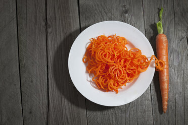 Carrot spirals on plate and wood - CSF024740