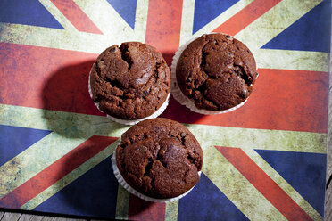 Schokoladenmuffins auf Schneidebrett mit englischer Flagge - CSF024757