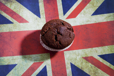 Schokoladenmuffins auf Schneidebrett mit englischer Flagge - CSF024758