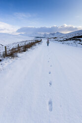 Großbritannien, Schottland, Isle of Skye, Fußabdrücke im Schnee - SMAF000374