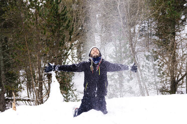 Mann spielt mit dem Schnee im Wald - GEMF000090