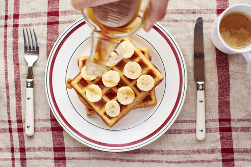 Quinoa-Waffeln mit Bananenscheiben und Ahornsirup - HAWF000714