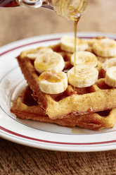 Pürierter Ahornsirup auf Quinoa-Waffeln mit Bananenscheiben und Ahornsirup - HAWF000695