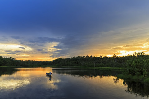 Ecuador, Amazonasgebiet, Einbaum auf dem Pilchicocha-See bei Sonnenuntergang, lizenzfreies Stockfoto