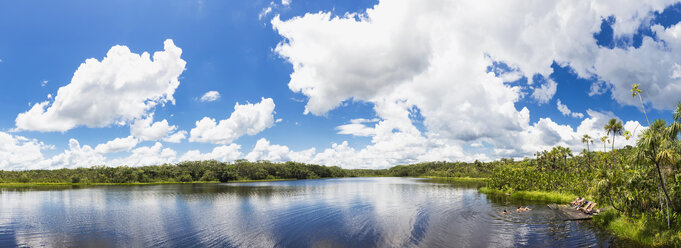 Ecuador, Amazonasgebiet, Badestelle am Pilchicocha-See mit Touristen im Wasser - FOF007750