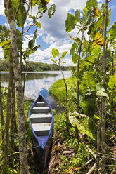 Ecuador, Amazonasgebiet, Einbaum am Pilchicocha-See - FOF007752