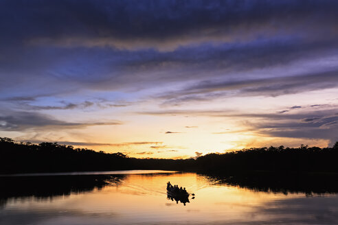 Ecuador, Amazonasgebiet, Einbaum auf dem Pilchicocha-See bei Sonnenuntergang - FOF007758