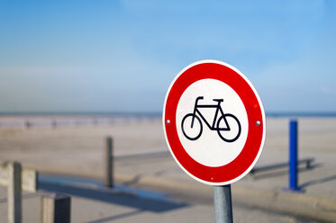 Deutschland, Neuharlingersiel, Verbotsschild für Fahrräder am Strand - FRF000212