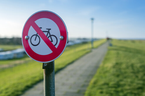 Deutschland, Neuharlingersiel, Fahrradverbotsschild am Deich - FRF000215