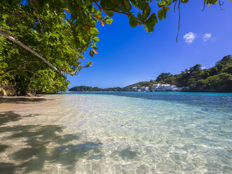 Jamaika, Port Antonio, blaue Lagune mit Luxusvillen im Hintergrund - AMF003874