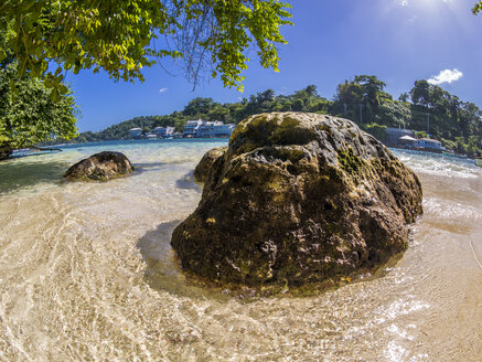 Karibik, Große Antillen, Jamaika, Portland Parish, Port Antonio, Blick von Pellew Island auf die Blaue Lagune - AMF003870