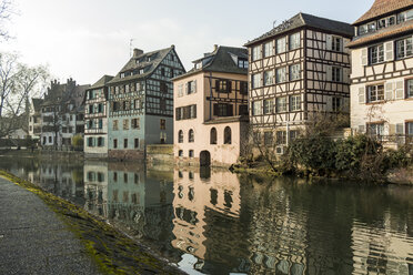 Frankreich, Straßburg, La Petite France, alte Gebäude am Ufer der Ill - JUNF000248