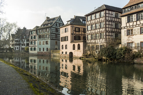 Frankreich, Straßburg, La Petite France, alte Gebäude am Ufer der Ill - JUNF000248