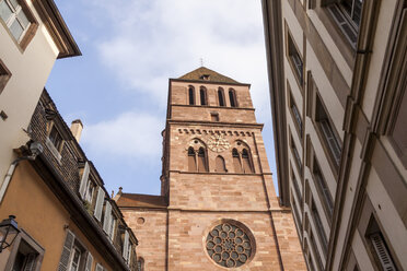 Frankreich, Straßburg, Blick auf die Thomaskirche von unten - JUNF000249