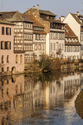 Frankreich, Straßburg, La Petite France, alte Gebäude am Ufer der Ill - JUNF000250
