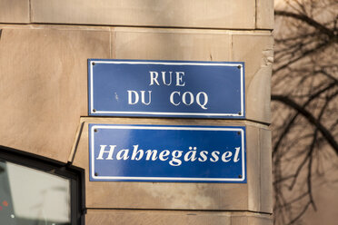 Frankreich, Straßburg, La Petite France, Straßenschild an der Fassade - JUNF000251