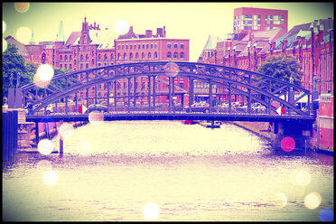 Deutschland, Brücke an alter Speicherstadt - HOHF001286