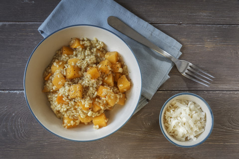 Schüssel mit Risotto aus Kohlrüben und Parmesan, lizenzfreies Stockfoto