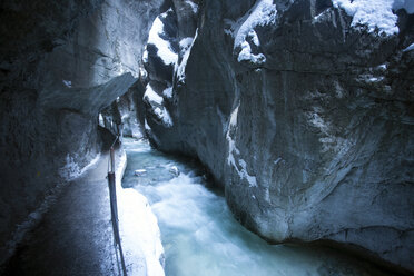 Deutschland, Bayern, Oberbayern, Garmisch-Partenkirchen, Blick Partnachklamm im Winter - ZC000211