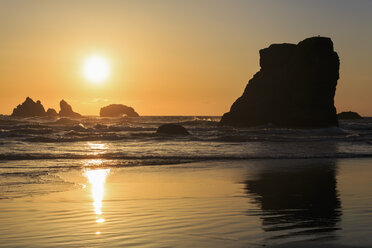 USA, Oregon, Bandon, Bandon Beach, Felsnadeln bei Sonnenuntergang - FOF007783