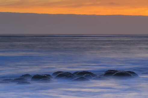 USA, Kalifornien, Mendocino County, Schooner Gulch State Beach, Bowling Ball Beach bei Sonnenuntergang - FOF007785