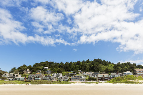 USA, Oregon, Pazifikküste, Cannon Beach, Häuser am Strand, lizenzfreies Stockfoto