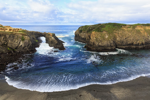 USA, Kalifornien, Mendocino Headlands State Park, Mendocino, Pazifikküste, Blick auf Felsbogen, lizenzfreies Stockfoto