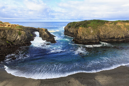 USA, California, Mendocino Headlands State Park, Mendocino, Pacific Coast, View to rock arch - FOF007793