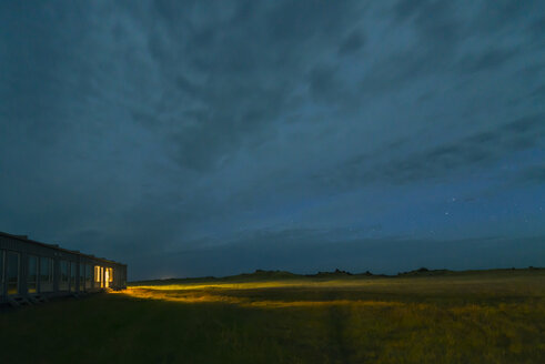 Island, Blick auf das beleuchtete Motel bei Nacht - NHF001471