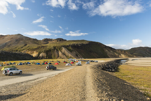 Island, Blick auf den Campingplatz mit Landmannalaugar im Hintergrund - NHF001472