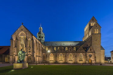 Deutschland, Hildesheim, Dom mit Bernward-Denkmal in der Abenddämmerung - PVCF000281