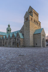 Deutschland, Hildesheim, Dom am Abend - PVCF000286