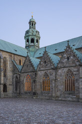 Deutschland, Hildesheim, Dom mit Bernward-Denkmal in der Abenddämmerung - PVCF000288