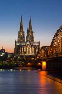 Germany, Cologne, lighted Cologne Cathedral and Hohenzollern Bridge - WGF000617