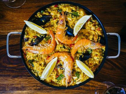 Frische Paella in der Pfanne auf dem Holztisch - KRPF001343