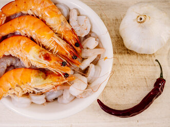 Fresh shrimps in bowl, garlic and chili pod - KRPF001348