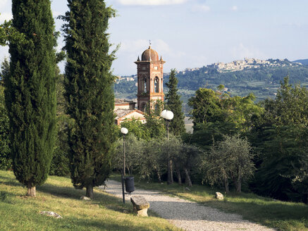 Italien, Toskana, Montefollonico, Chiesa del Triano, Montepulciano im Hintergrund - GSF000985