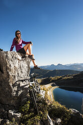 Austria, Altenmarkt-Zauchensee, young woman with mountain bike in the mountains - HHF005193