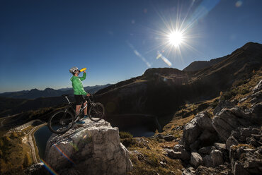 Austria, Altenmarkt-Zauchensee, young man with mountain bike in the mountains - HHF005194