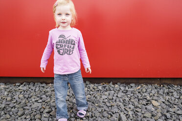 Little girl in front of a red wall - GSF000981