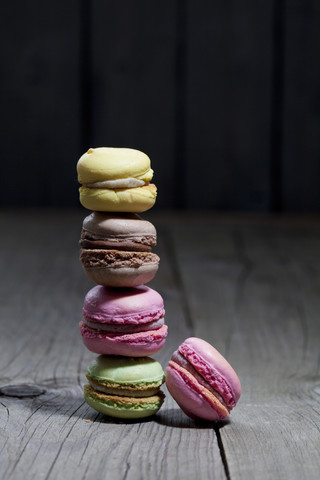 Stapel mit verschiedenen Macarons, lizenzfreies Stockfoto
