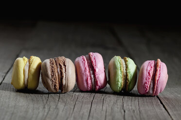 Reihe von fünf verschiedenen Macarons - CSF024795