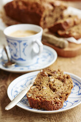 Zucchini-Brot mit Zucchini, Banane und Walnüssen als Zutaten, dazu eine Tasse Kaffee - HAWF000705