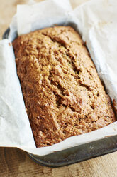 Zucchinibrot in einer Brotform - HAWF000704