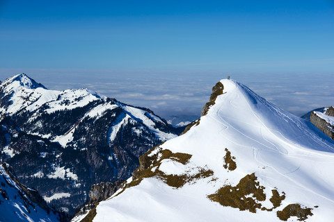 Deutschland, Bayern, Allgäu, Allgäuer Alpen, Paar steht im Winter auf dem Gipfel, lizenzfreies Stockfoto